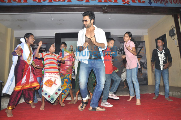 jackky unveils rangrezz gangnam video at dharavi 7