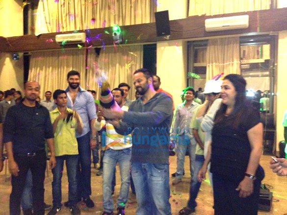 srks surprise birthday party for rohit shetty 2