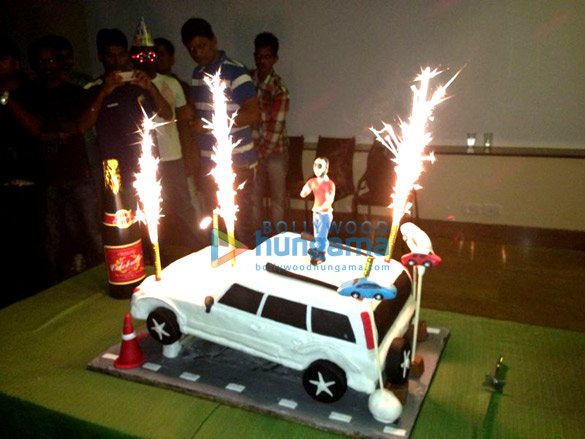 srks surprise birthday party for rohit shetty 3