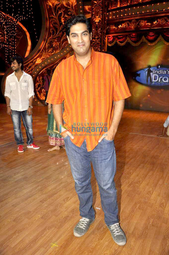 ayushmann khurrana promotes nautanki saala at indias best dramebaaz 9