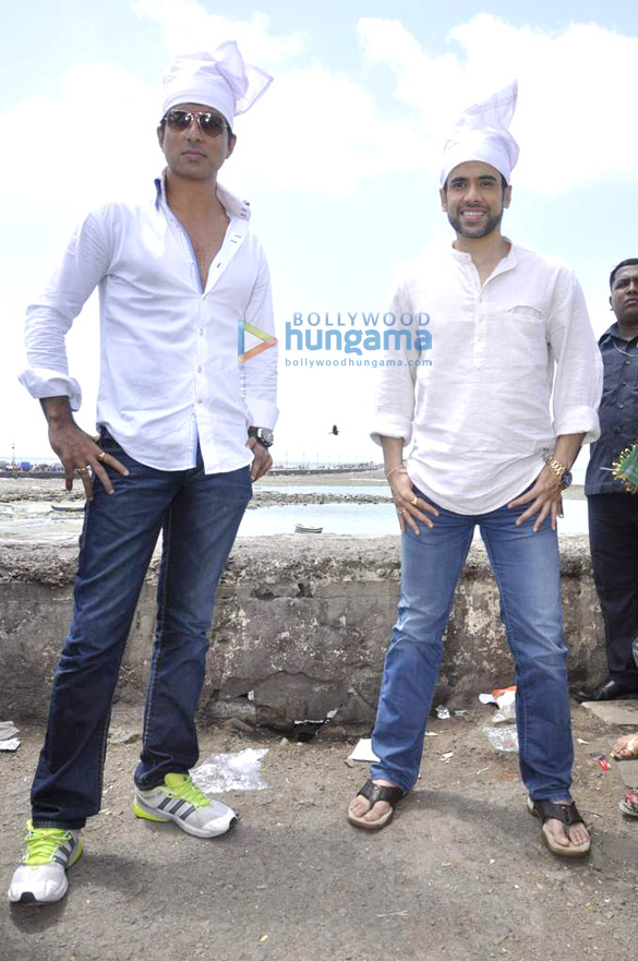 sonu tusshar snapped visiting haji ali 6