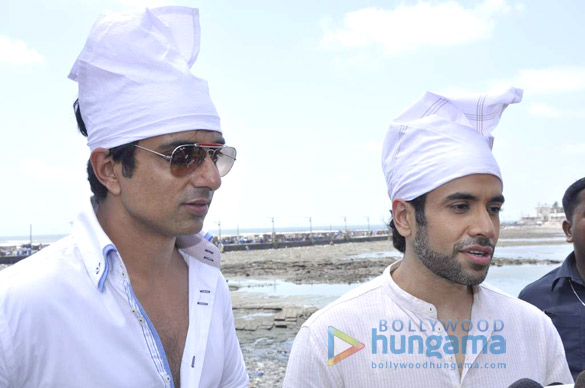 sonu tusshar snapped visiting haji ali 8