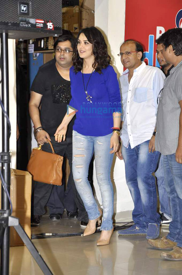preity sophie promote ishkq in paris 14