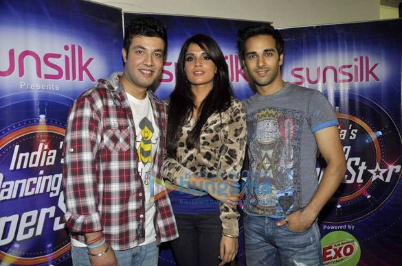 starcast of fukrey on the sets of indias dancing superstar 2