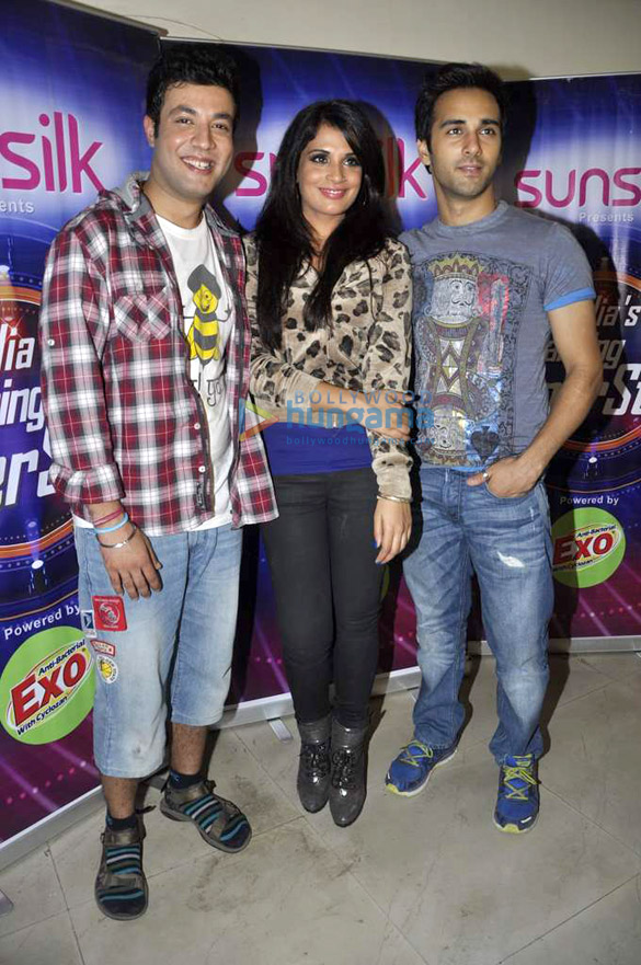 starcast of fukrey on the sets of indias dancing superstar 3