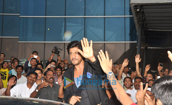 shahrukh deepika at the trailer launch of chennai express 21