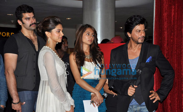 shahrukh deepika at the trailer launch of chennai express 8