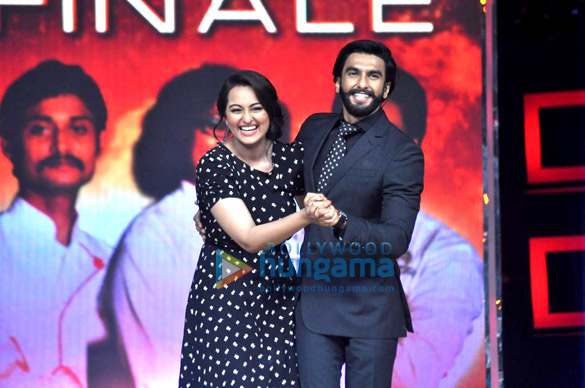 ranveer singh sonakshi at the grand finale of masterchef india 3 4
