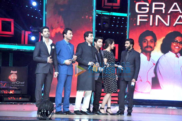 ranveer singh sonakshi at the grand finale of masterchef india 3 11