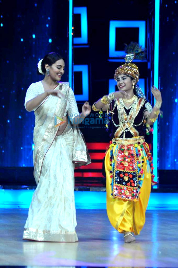 sonakshi ranveer promote lootera on indias dancing superstar 4