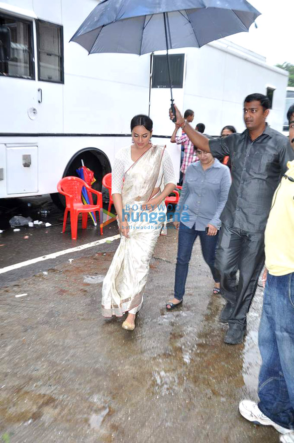 sonakshi ranveer promote lootera on indias dancing superstar 13