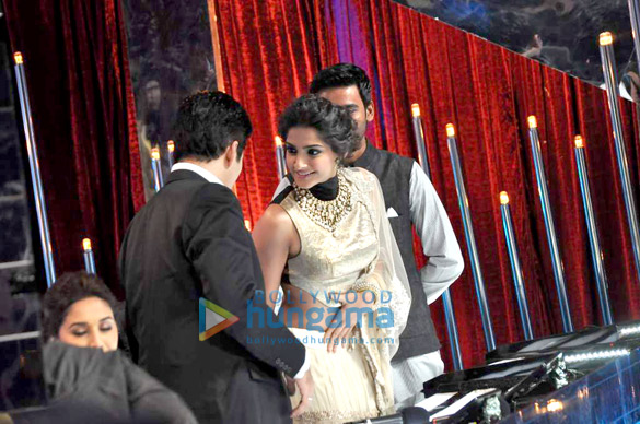 sonam dhanush promote raanjhanaa on the sets of jhalak dikhla jaa season 6 4