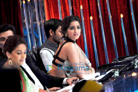 sonam dhanush promote raanjhanaa on the sets of jhalak dikhla jaa season 6 5