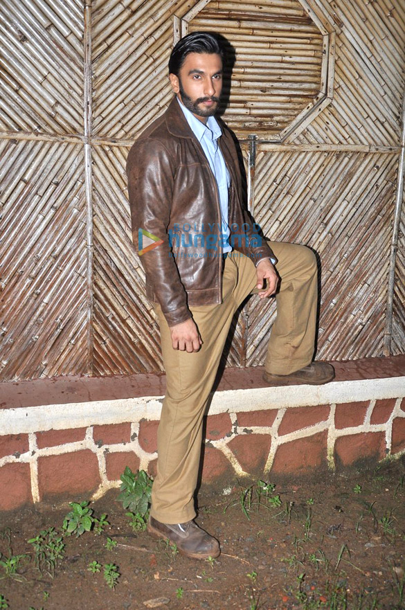 ranveer sonakshi promote lootera on the sets of uttaran 9