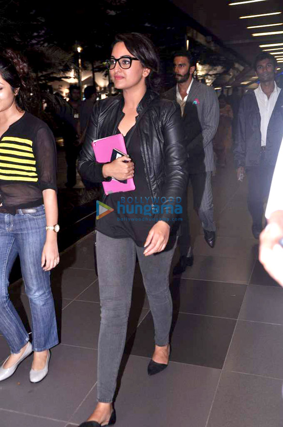 ranveer sonakshi return from dubai promotions of lootera 7