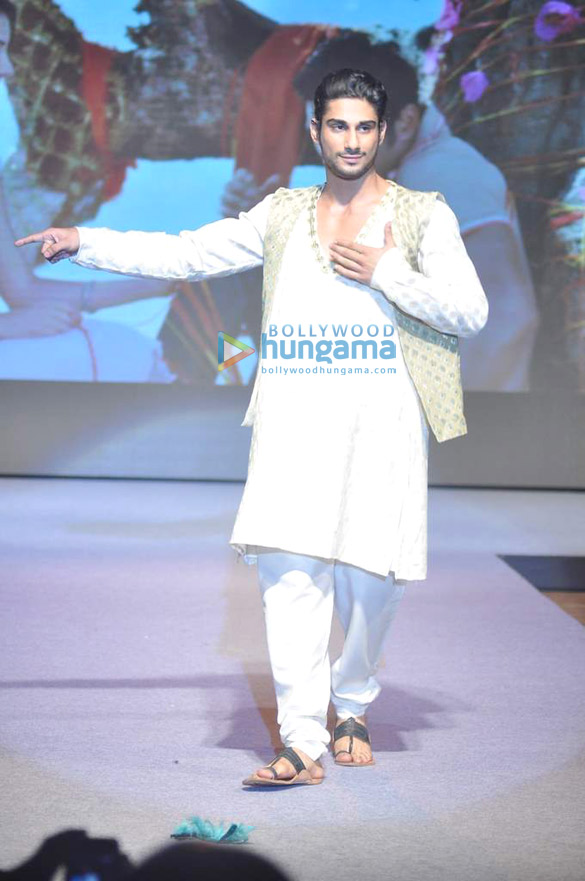 starcast of issaq at inifd fashion show vibrance 2013 9