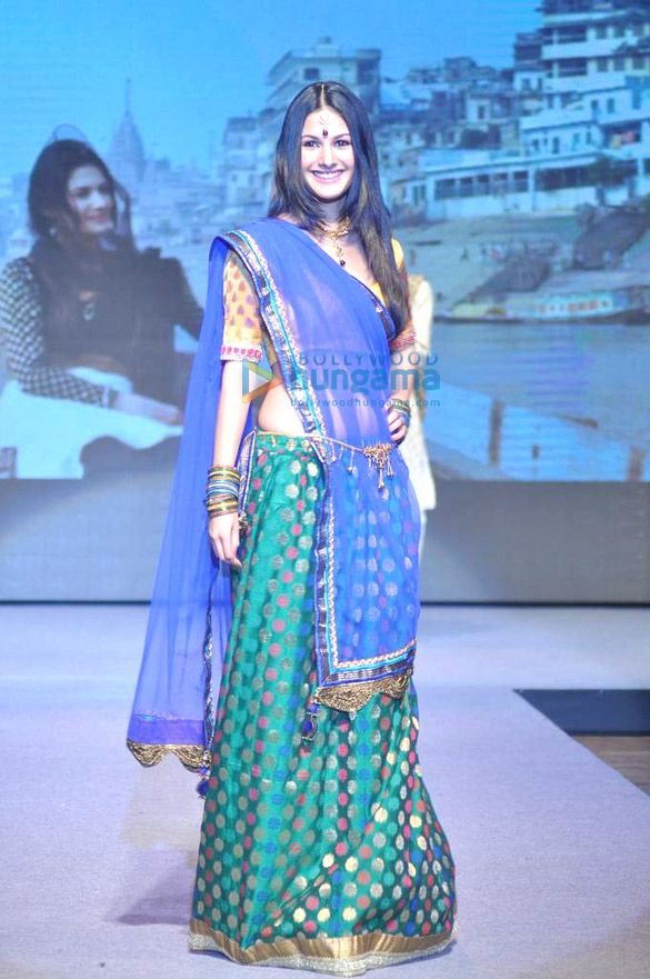starcast of issaq at inifd fashion show vibrance 2013 8