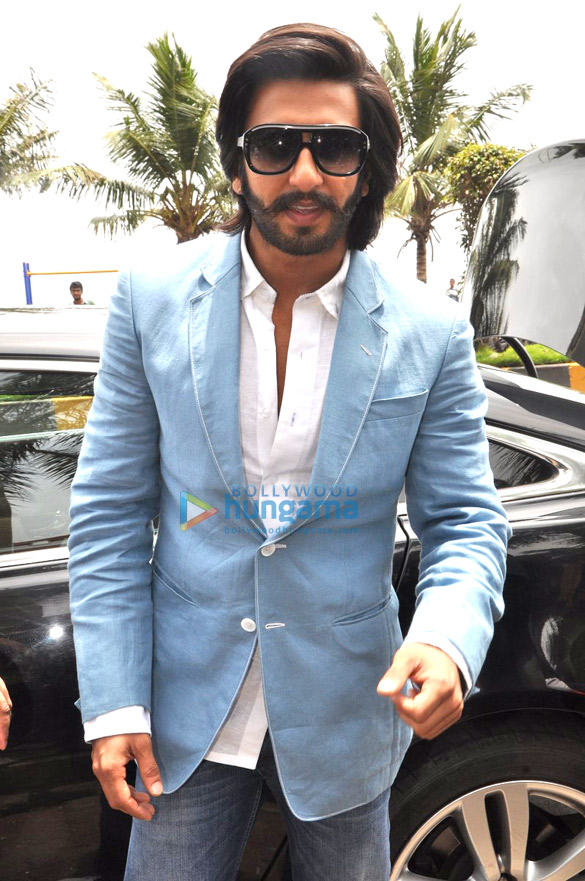 promotions of film lootera at cafe coffee day 9