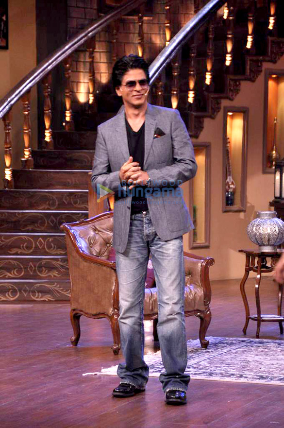 shahrukh on the sets of comedy nights with kapil 8