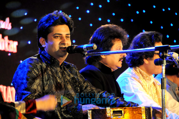 sumeet tappoo gives a soulful performance at the khazana festival 4