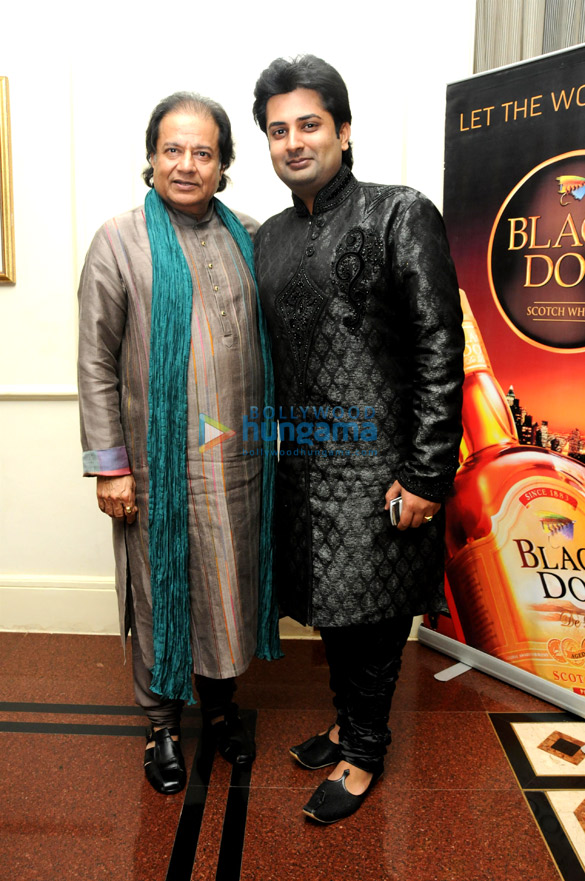 sumeet tappoo gives a soulful performance at the khazana festival 9