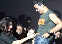 HC directs cops to prosecute Akshay, Twinkle with obscenity
