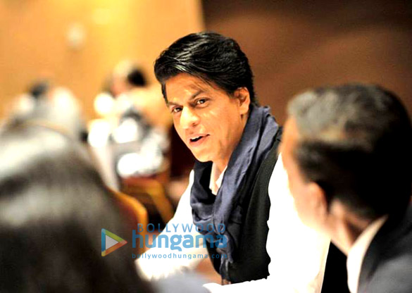 shahrukh deepika promote chennai express in uk 7