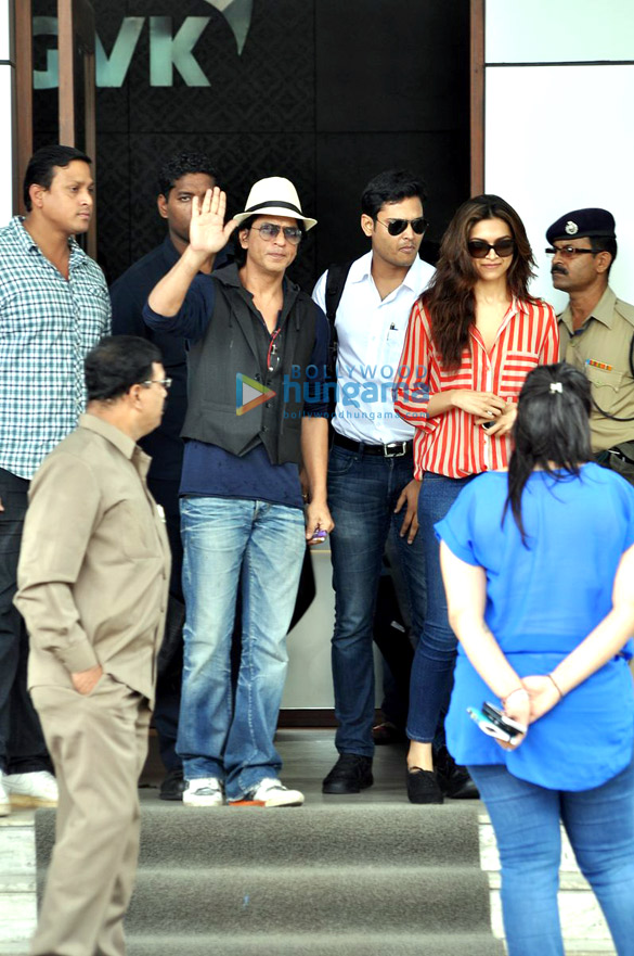 shahrukh deepika land in mumbai post chennai express promotions 3