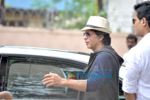 shahrukh deepika land in mumbai post chennai express promotions 7