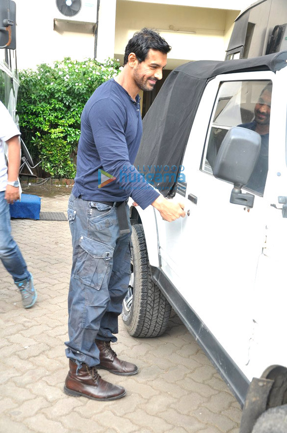 john abraham snapped promoting madras cafe 8