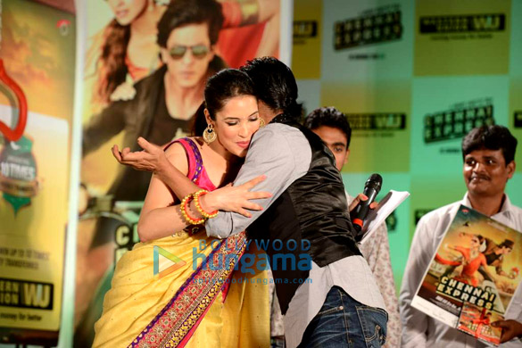 shahrukh promotes chennai express in association with western union 7