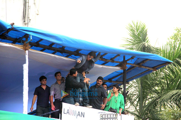 shahrukh stirs up mass hysteria at chennai express promotions 4