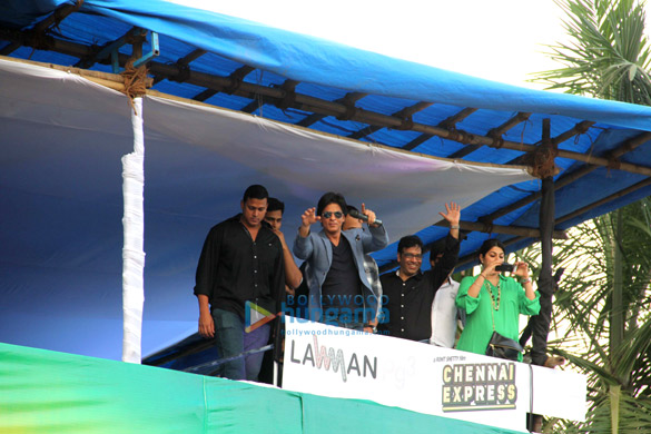shahrukh stirs up mass hysteria at chennai express promotions 3