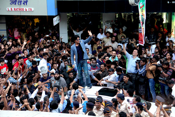 shahrukh stirs up mass hysteria at chennai express promotions 5