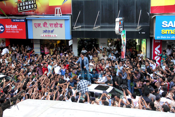 shahrukh stirs up mass hysteria at chennai express promotions 7