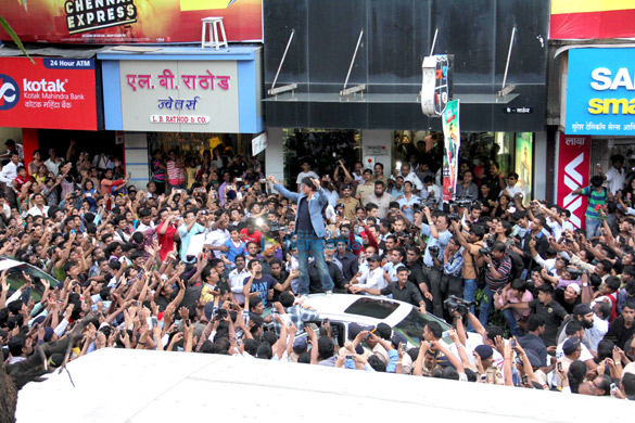shahrukh stirs up mass hysteria at chennai express promotions 8