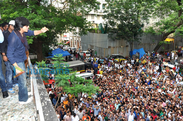 shahrukh khan promotes chennai express at new excelsior 8
