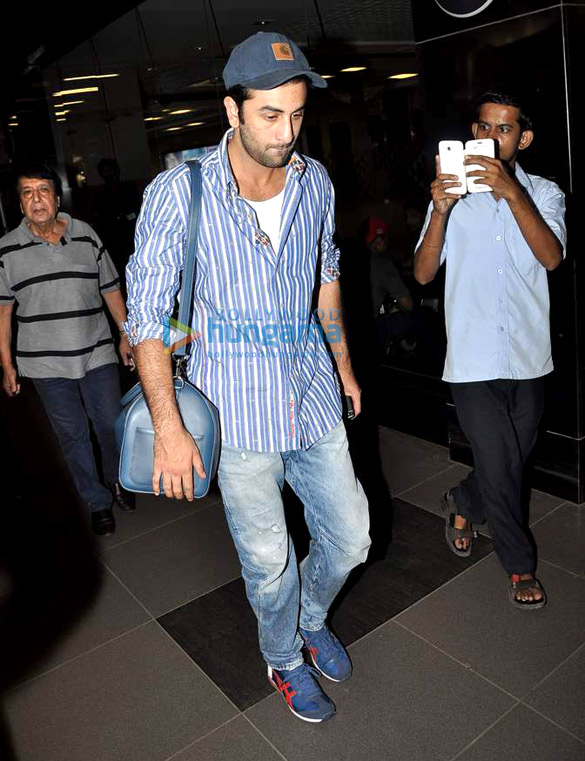ranbir kapoor snapped arriving at the airport 10