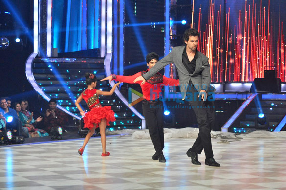 hrithik priyanka promote krrish 3 on jhalak dikhhla jaa finale 8