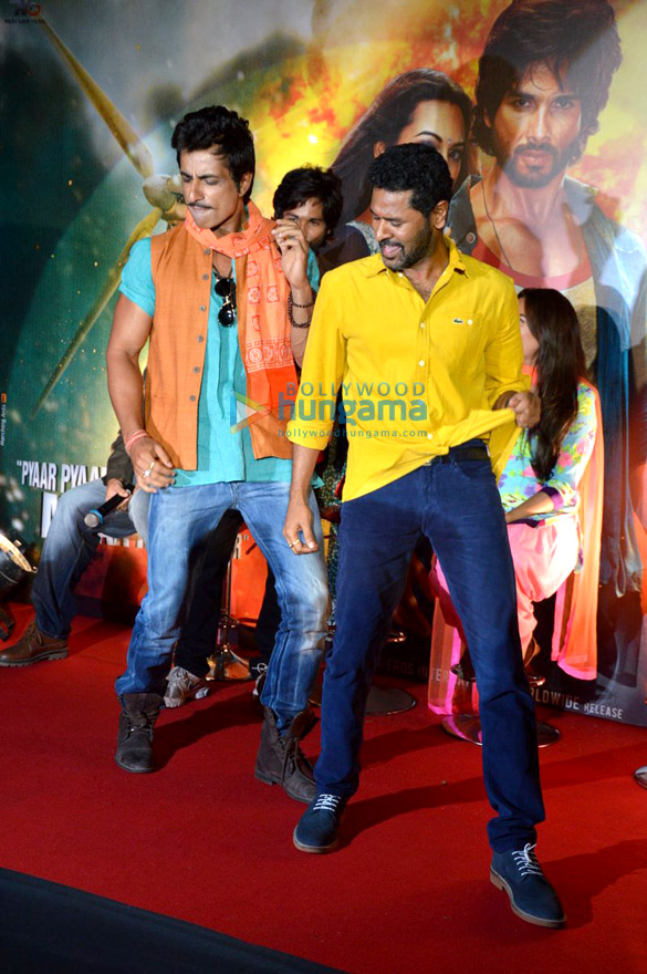 shahid sonakshi unveil first look of r rajkumar 6