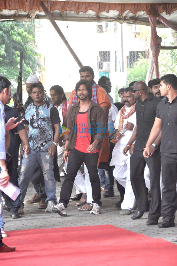 shahid sonakshi unveil first look of r rajkumar 15