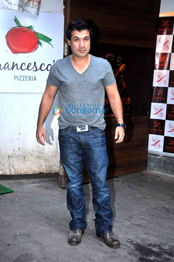 star casts of baat bann gayi at zanaaya couture store 8