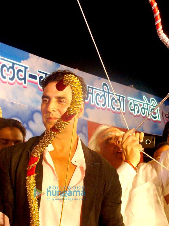 akshay kumar burns raavan at lal qila maidaan in delhi 8
