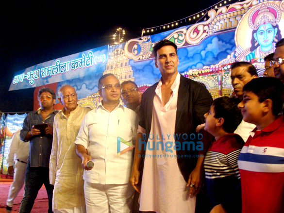 akshay kumar burns raavan at lal qila maidaan in delhi 9