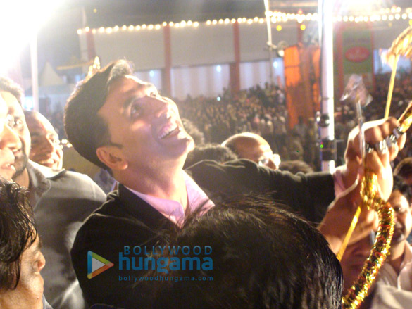 akshay kumar burns raavan at lal qila maidaan in delhi 5