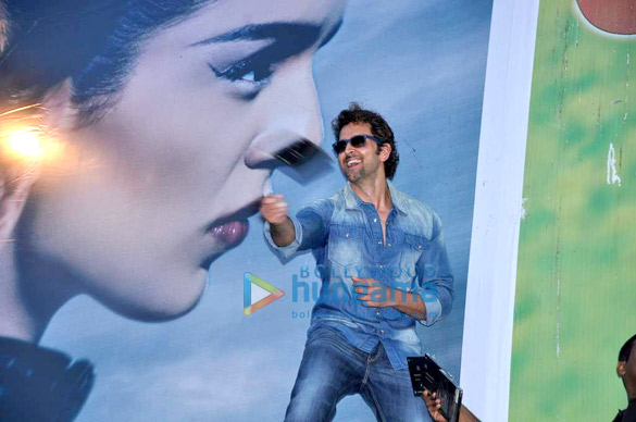 hrithik promotes krrish 3 at maratha mandir 4