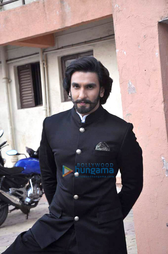 deepika ranveer on the sets of comedy nights with kapil 12