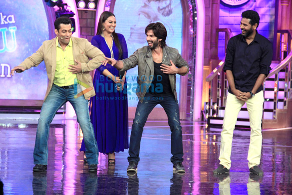 shahid sonakshi prabhu dheva promotes r rajkumar on bigg boss 7 4