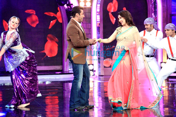 madhuri huma promote dedh ishqiya on bigg boss 7 6