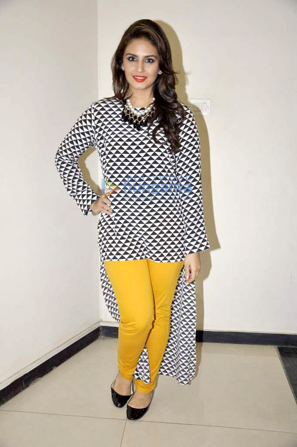 madhuri huma promote dedh ishqiya on 98 3 fm radio mirchi 8